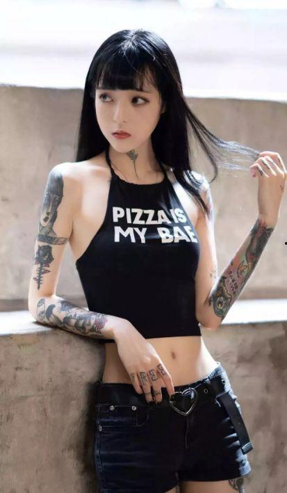 吃瓜爆料抖音网红纹身女,揭秘纹身背后的故事与争议 第3张 吃瓜爆料抖音网红纹身女,揭秘纹身背后的故事与争议 第3张